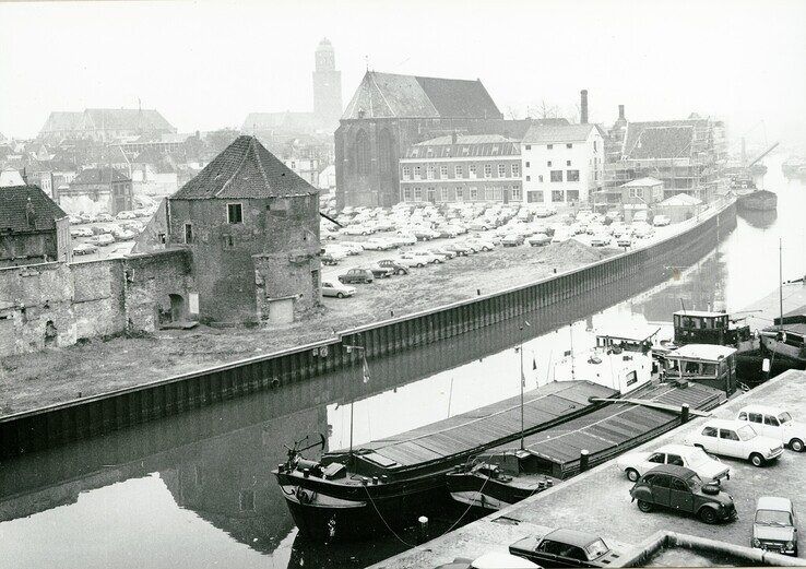 Door de kaalslag, begin jaren zeventig, kwam er ruimte voor een enorm parkeerterrein op Het Eiland. - Foto: Historisch Centrum Overijssel