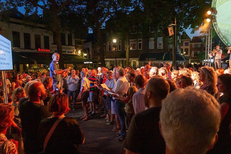 In beeld: Open Monumentendag afgetrapt met vuurspuwers, rappers en muziek in Zwolle - Foto: Ruben Meinten