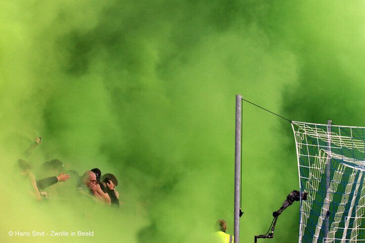 Het stadion vulde zich met dikke groene rook. - Foto: Hans Smit