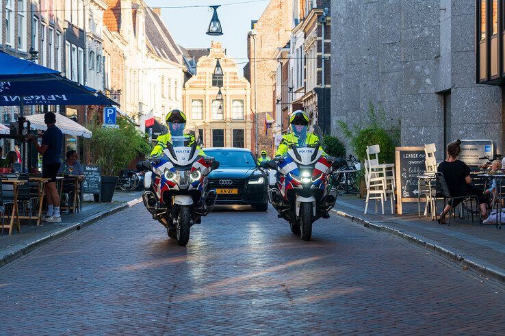 De auto met AA-kenteken in de Sassenstraat. - Foto: Peter Denekamp