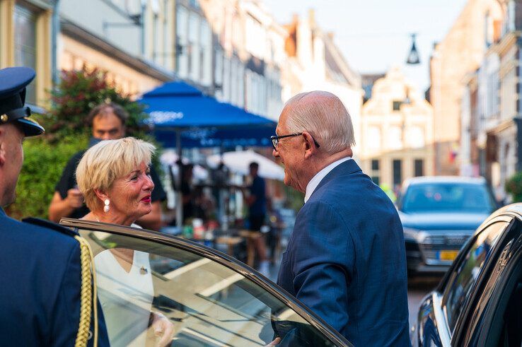 Coby Zandbergen, kamerheer van de Koning in Overijssel,  verwelkomt Pieter van Vollenhoven. - Foto: Peter Denekamp