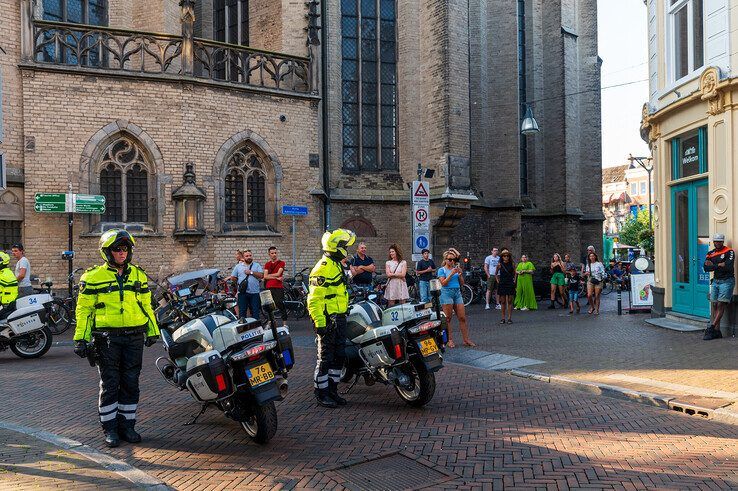 Winkelend publiek bekijkt het schouwspel van een afstand. - Foto: Peter Denekamp