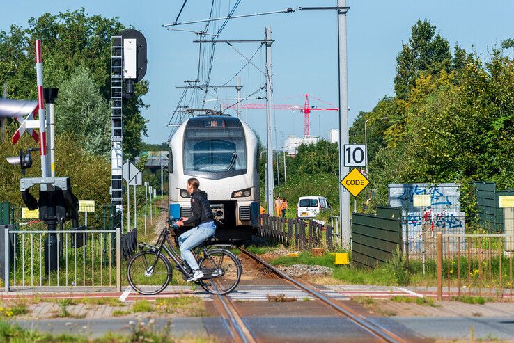 Het Kamperlijntje stopte voor de spoorwegovergang van de Nieuwe Veerallee. - Foto: Peter Denekamp