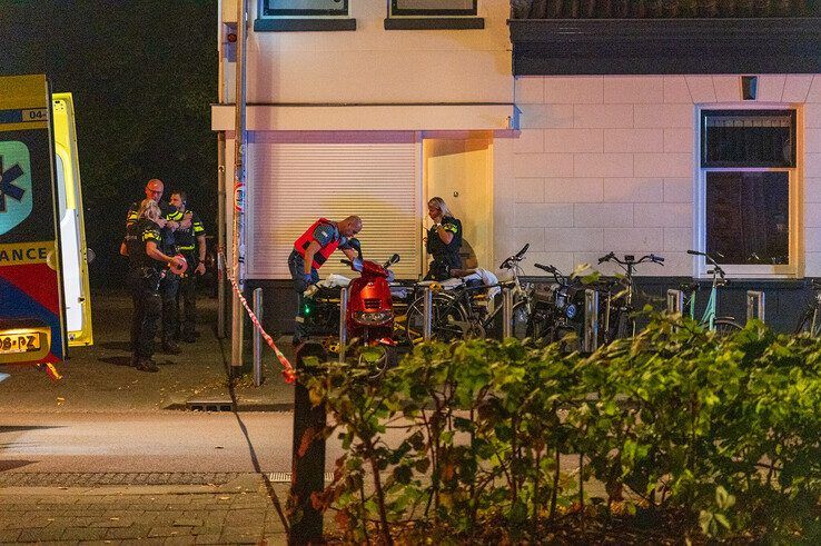 Een 37-jarige Zwollenaar vluchtte zwaargewond de coffeeshop binnen na de schietpartij. - Foto: Peter Denekamp