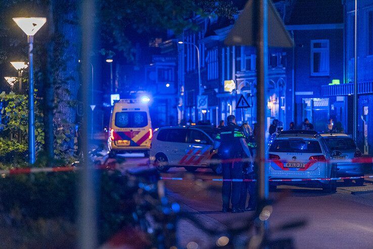 Het slachtoffer werd met spoed overgebracht naar het ziekenhuis. - Foto: Peter Denekamp