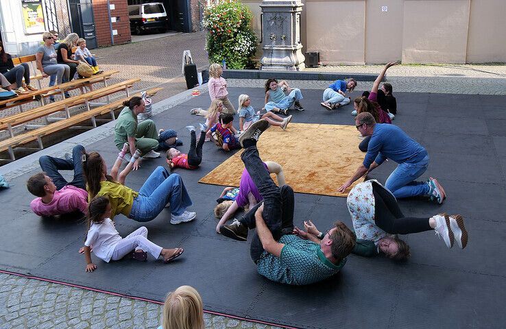 In beeld: Eerste grote stadsproductie en Nachtburgemeesters slapen met handjes boven de dekens tijdens Stadsfestival  - Foto: Obbe Bakker