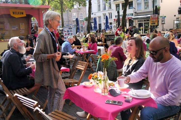 In beeld: Zwollenaren schuiven aan bij Stadsontbijt op Grote Kerkplein - Foto: Obbe Bakker
