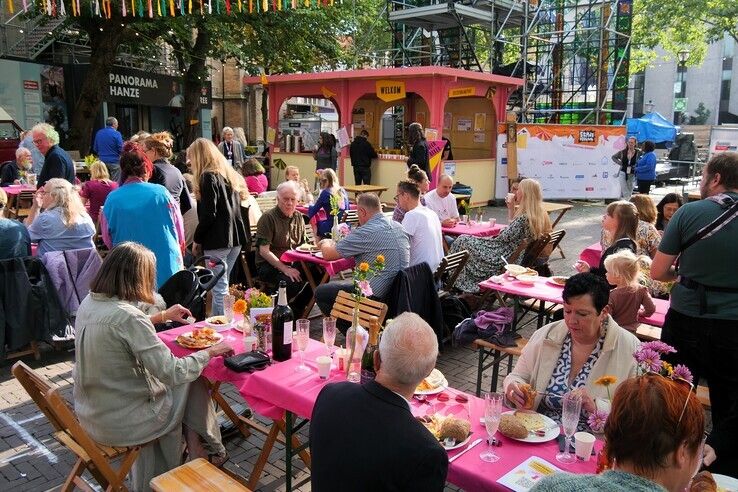 In beeld: Zwollenaren schuiven aan bij Stadsontbijt op Grote Kerkplein - Foto: Obbe Bakker