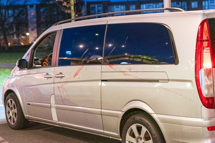 Een met bloed besmeurde taxibus op de Ceintuurbaan na de bijna fatale steekpartij. - Foto: Peter Denekamp