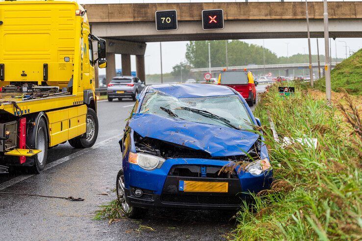 Auto slaat over de kop op knooppunt Hattemerbroek, gewonde naar ziekenhuis - Foto: Peter Denekamp