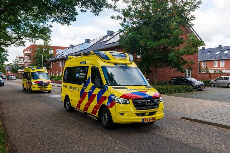 Twee ambulances schoten de gevallen fietsster te hulp op de Bachlaan. - Foto: Peter Denekamp