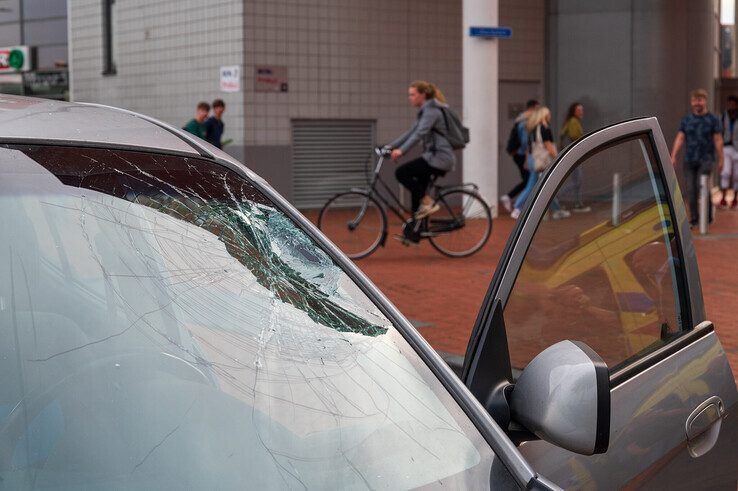 De fietsster knalde met haar hoofd tegen de voorruit van de auto. - Foto: Peter Denekamp