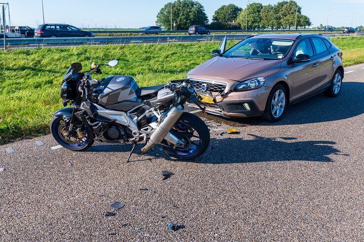 Een motorrijder is ernstig gewond geraakt bij een ongeval op de Hermelenweg. - Foto: Peter Denekamp