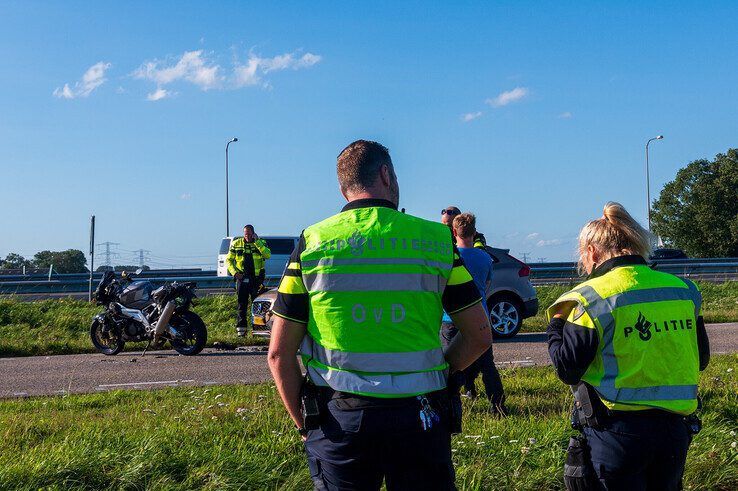Motorrijder met spoed naar ziekenhuis na ongeval in Hessenpoort - Foto: Peter Denekamp