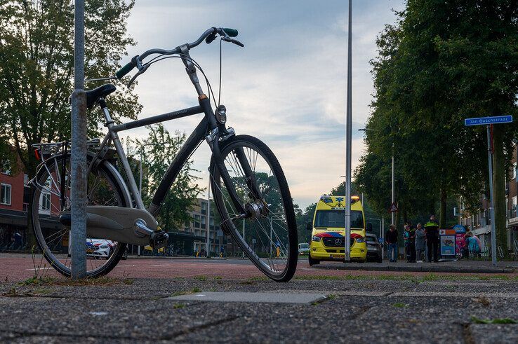 Het voorwiel van de fiets raakte flink beschadigd. - Foto: Peter Denekamp