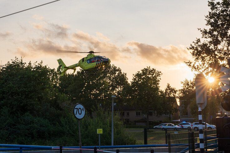 Een traumahelikopter landde op een nabijgelegen grasveld. - Foto: Peter Denekamp