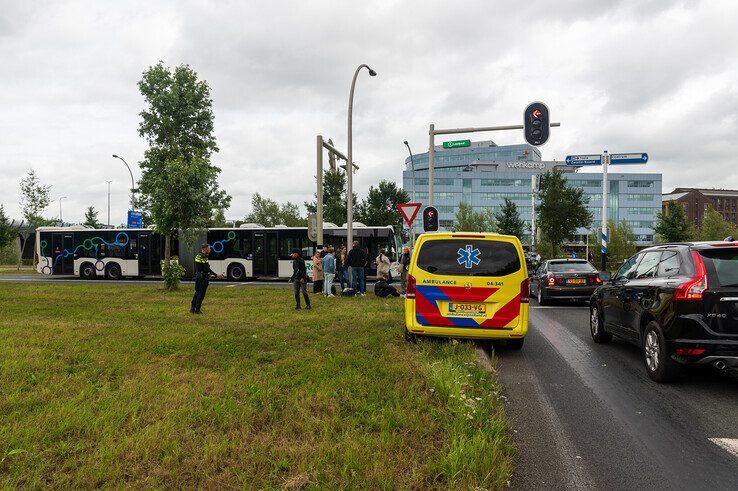 Stadsbus knalt tegen auto op Katerdijk, 5 gewonden - Foto: Peter Denekamp