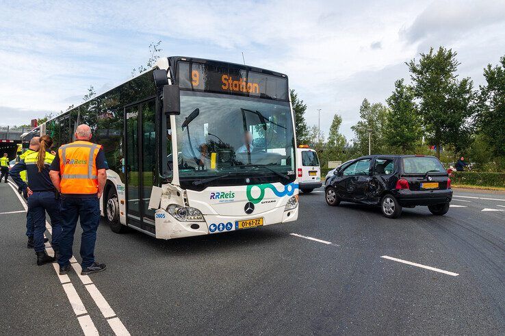 Stadsbus knalt tegen auto op Katerdijk, 5 gewonden - Foto: Peter Denekamp