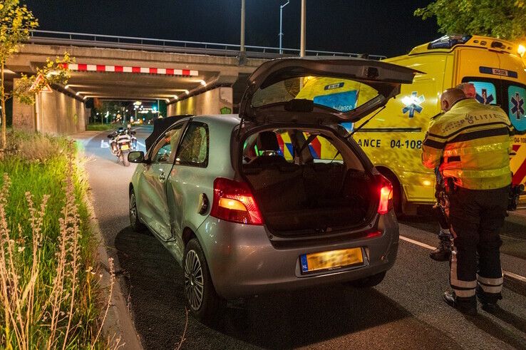 Op de Katerdijk botsten twee auto's tegen elkaar bij de oprit van de A28. - Foto: Peter Denekamp