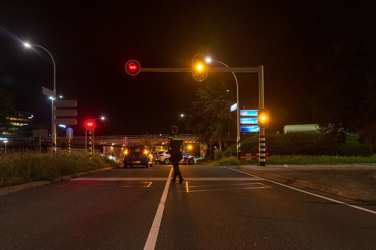 Ruim een jaar geleden plaatste de gemeente verkeerslichten op de Katerdijk. - Foto: Peter Denekamp