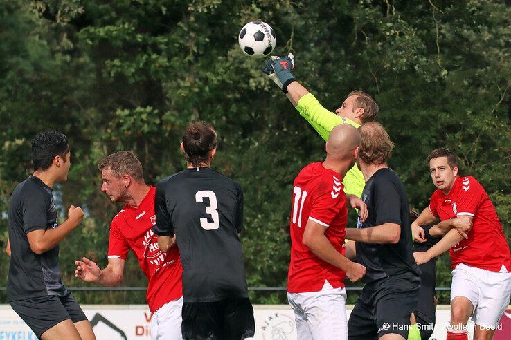 Focus op amateurvoetbal: Wijthmen verslaat Windesheim nipt in Zwolse derby - Foto: Hans Smit