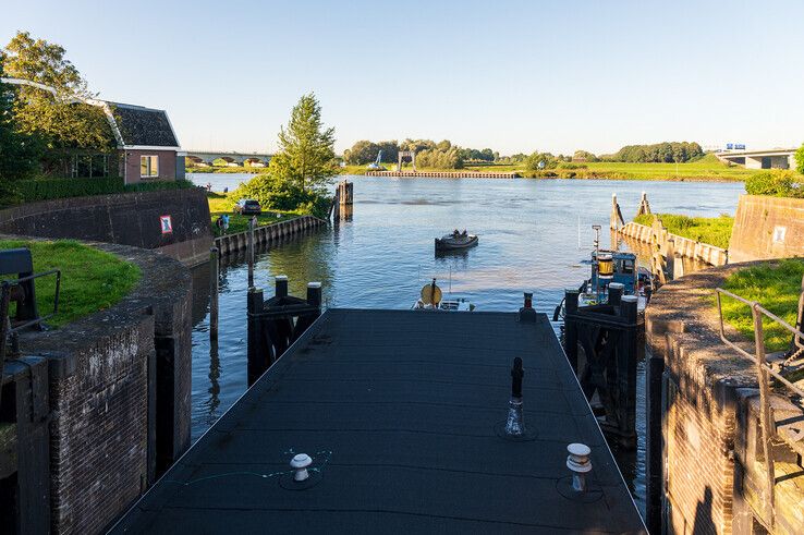 De nieuwe woonboot vaart de Katerveersluis binnen vanaf de IJssel. - Foto: Peter Denekamp