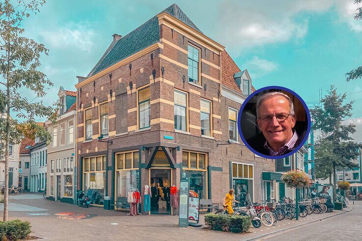 Meer dan honderd mannen kwamen iedere zondag weer samen, bij sigarenhandelaar Piet Kok op de Oude Vismarkt nummer 17, om de voetbaluitslagen te bekijken. - Foto: Dick Algra