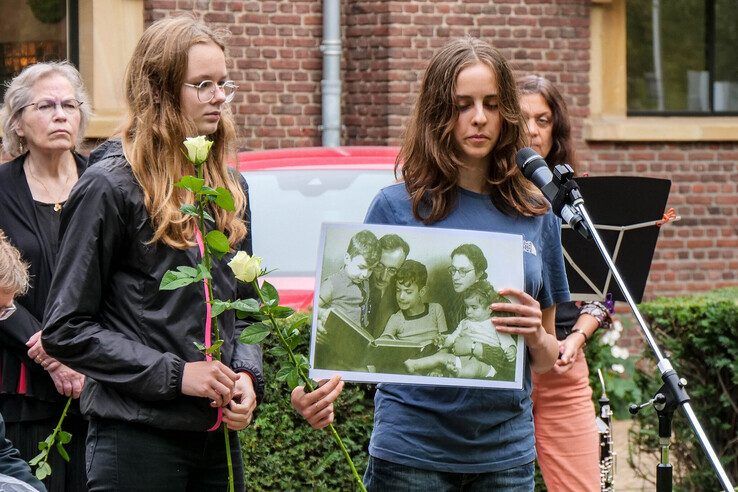 Leerlingen van Gymnasium Celeanum herdenken de eerste grote deportatie van Zwolse Joden op de Veerallee. - Foto: Obbe Bakker
