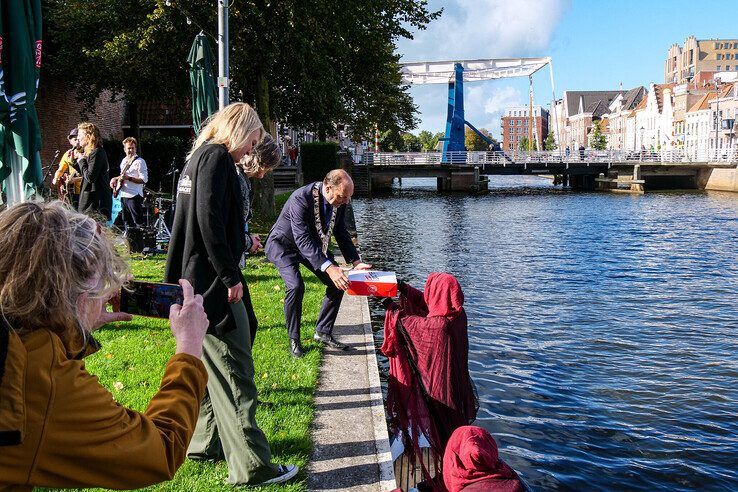 Een cameravrouw van RTV Focus, dé stadszender en lokale omroep van Zwolle, legt de aankomst van de Hanzedelegatie vast. - Foto: Obbe Bakker