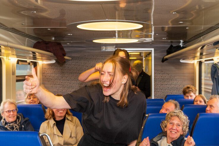 Wie ruimt de rotzooi op? Theatermakers laten reizigers tussen Zwolle en Deventer een treincoupé aanvegen - Foto: Peter Denekamp