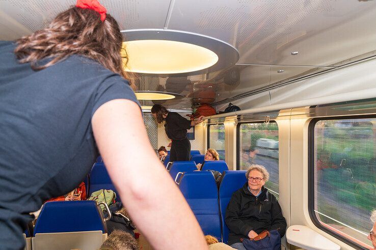 Wie ruimt de rotzooi op? Theatermakers laten reizigers tussen Zwolle en Deventer een treincoupé aanvegen - Foto: Peter Denekamp