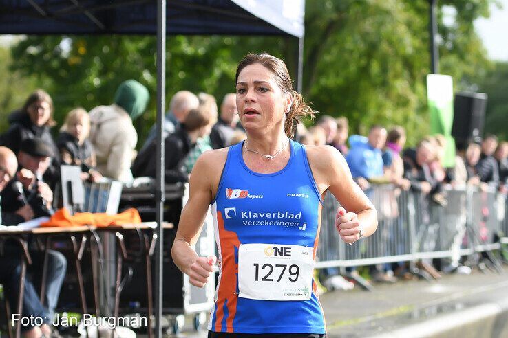 Hellen de Vries, goud 5 kilometer vrouwen. - Foto: Jan Burgman