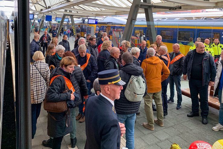 Familie, vrienden, reizigers en collega's onthalen Kropman op het Zwolse perron. - Foto: Guus van de Wetering