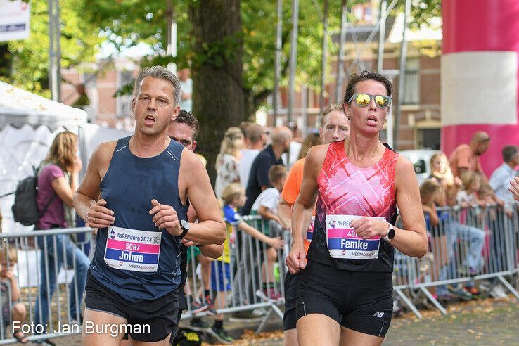 In beeld: Met één nier wint Wilbert Jansen de gezelligste hardloopwedstrijd van Zwolle - Foto: Jan Burgman