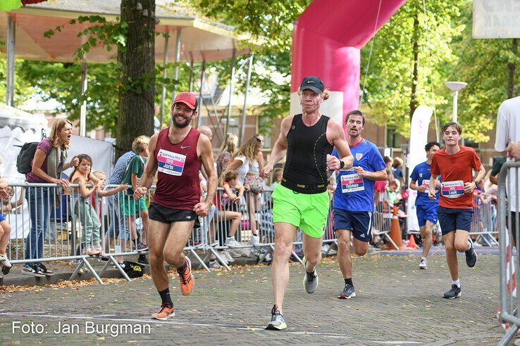 In beeld: Met één nier wint Wilbert Jansen de gezelligste hardloopwedstrijd van Zwolle - Foto: Jan Burgman