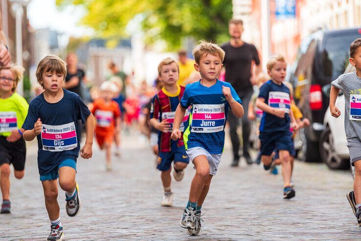 In beeld: Kleuters rennen door Assendorp tijdens de mini-AsRendorp - Foto: Peter Denekamp