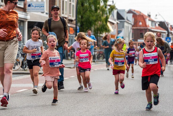 In beeld: Kleuters rennen door Assendorp tijdens de mini-AsRendorp - Foto: Peter Denekamp