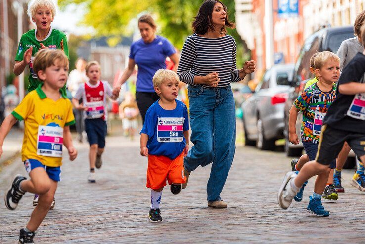 In beeld: Kleuters rennen door Assendorp tijdens de mini-AsRendorp - Foto: Peter Denekamp