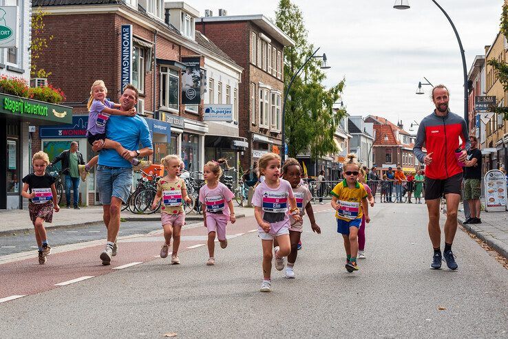 In beeld: Kleuters rennen door Assendorp tijdens de mini-AsRendorp - Foto: Peter Denekamp