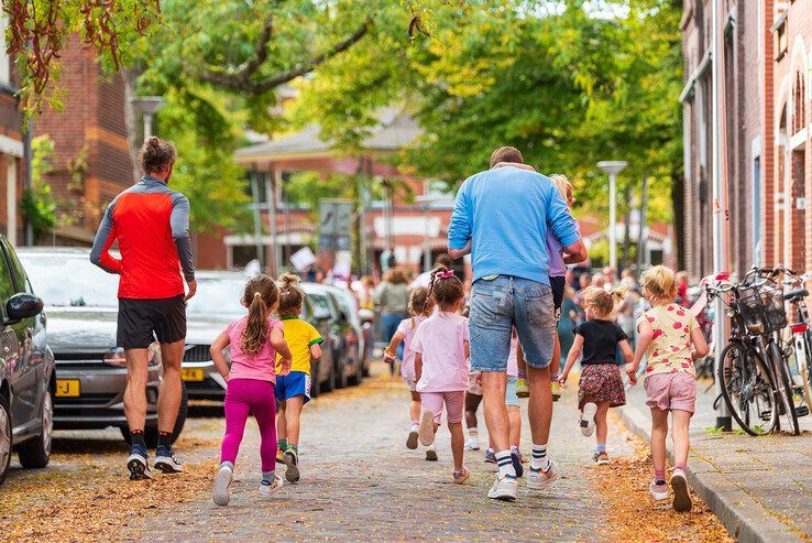 In beeld: Kleuters rennen door Assendorp tijdens de mini-AsRendorp - Foto: Peter Denekamp