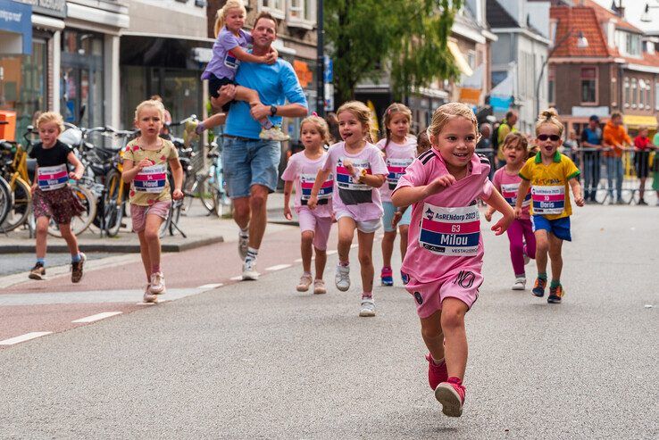 In beeld: Kleuters rennen door Assendorp tijdens de mini-AsRendorp - Foto: Peter Denekamp