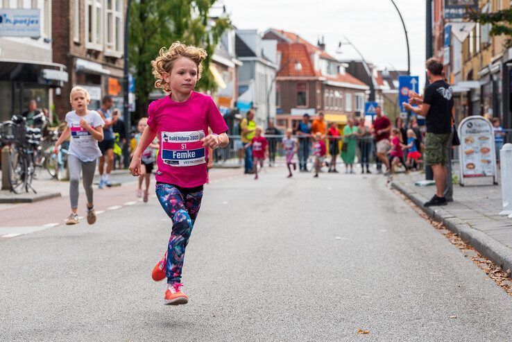 In beeld: Kleuters rennen door Assendorp tijdens de mini-AsRendorp - Foto: Peter Denekamp