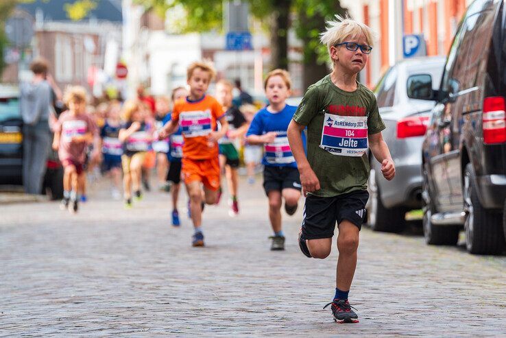 In beeld: Kleuters rennen door Assendorp tijdens de mini-AsRendorp - Foto: Peter Denekamp