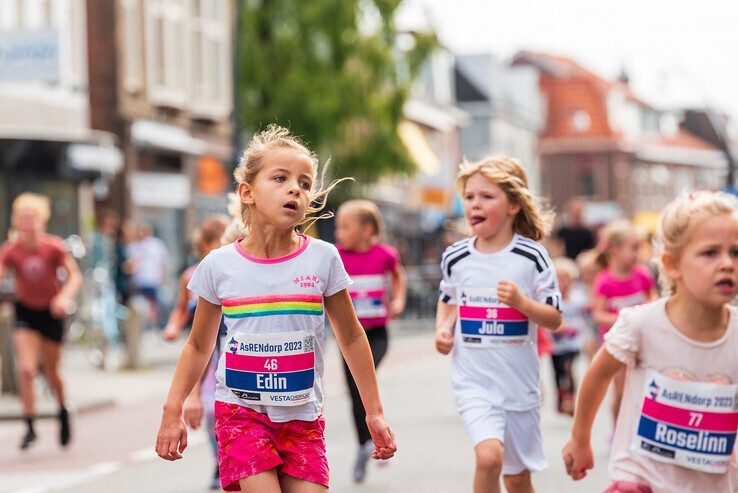 In beeld: Kleuters rennen door Assendorp tijdens de mini-AsRendorp - Foto: Peter Denekamp