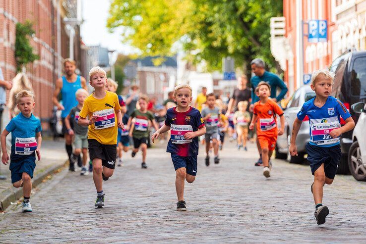 In beeld: Kleuters rennen door Assendorp tijdens de mini-AsRendorp - Foto: Peter Denekamp