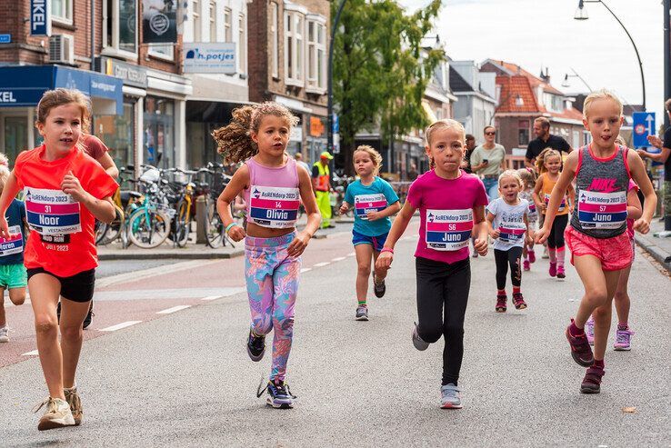 In beeld: Kleuters rennen door Assendorp tijdens de mini-AsRendorp - Foto: Peter Denekamp