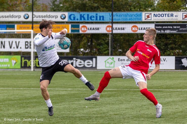 Focus op amateurvoetbal: Berkum komt goed weg met gelijkspel tegen AZSV - Foto: Hans Smit
