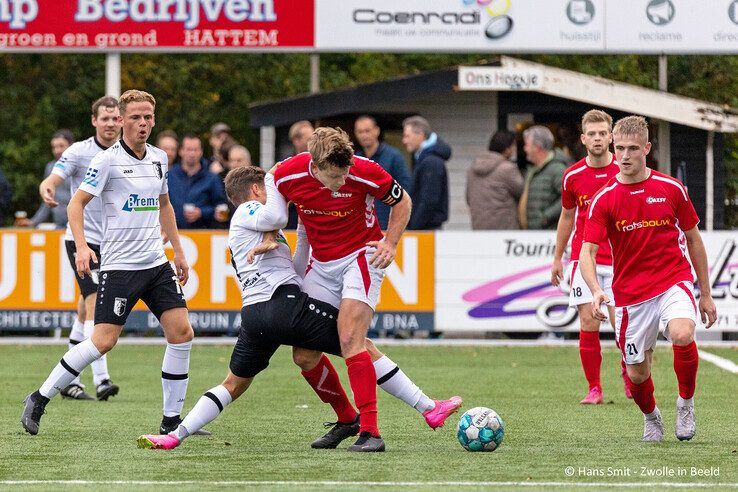 Focus op amateurvoetbal: Berkum komt goed weg met gelijkspel tegen AZSV - Foto: Hans Smit
