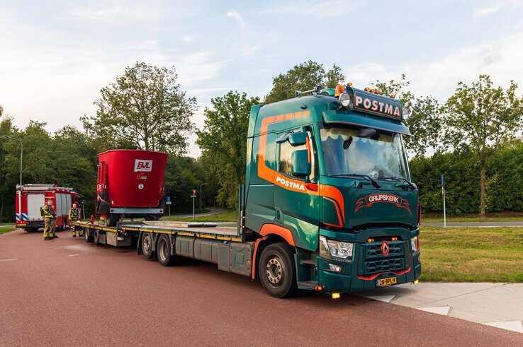 De chauffeur bluste de brand en maakte de drukke kruising vrij door op de parallelweg te parkeren. - Foto: Peter Denekamp