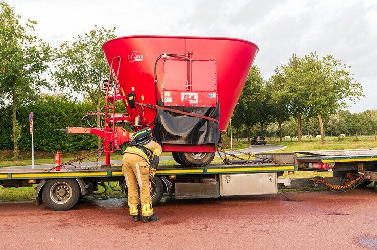 Vlammen slaan metershoog uit vrachtwagen op drukke kruising in Zwolle - Foto: Peter Denekamp